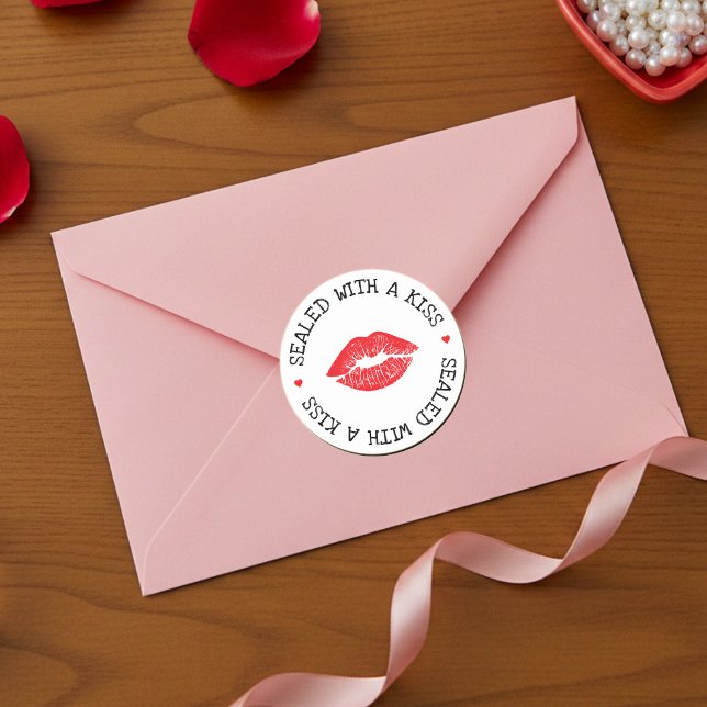 Adesivo Selado com um Beijo Branco e Vermelho Dia dos Namo (Sealed with a Kiss White & Red Lip Valentine's Day Classic Round Sticker
)