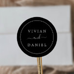 Adesivo Selas de envelopes de casamento preto-escuro minim<br><div class="desc">Estas selas escuras e minimalistas do envelope negro são perfeitas para um casamento simples. A design romântica moderna apresenta a tipografia clássica, em preto e branco, emparelhada com uma caligrafia rústica, mas elegante, com estilo voltado para a mão. Personalizável em qualquer cor. Mantenha o design simples e elegante, como está,...</div>