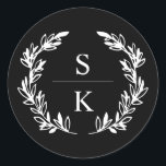 Adesivo Selo de Cera de Casamento com Monograma de Louro P<br><div class="desc">Selo de envelope de casamento preto elegante com um monograma de coroa de louro. Selo de envelope monogramado com uma coroa de louro branca contra um fundo preto. Selo de envelope preto com suas iniciais dentro de uma coroa de louro.</div>