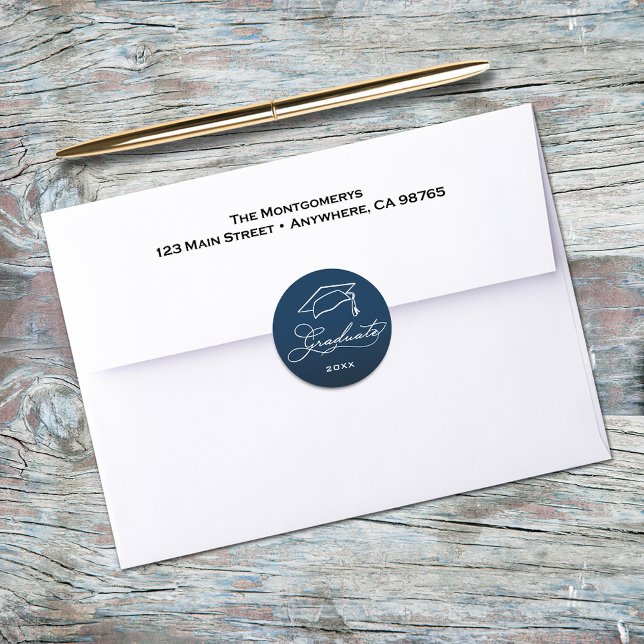 Adesivo Selo de Envelope Azul Marinho de Script de Formatu (Graduation script and grad hat on navy blue envelope seals)
