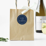 Adesivo Selo de Envelope Azul Na moda de Casamento do Mari<br><div class="desc">Procurando uma maneira na moda e clássica de selar seus convites de casamento? Não olhe mais que o nosso marinho azul do envelope do casamento. Esta design elegante é perfeita para um casamento minimalista ou elegante. Nossos adesivos redondos são feitos de papel adesivo de alta qualidade, que ficará bem preso...</div>