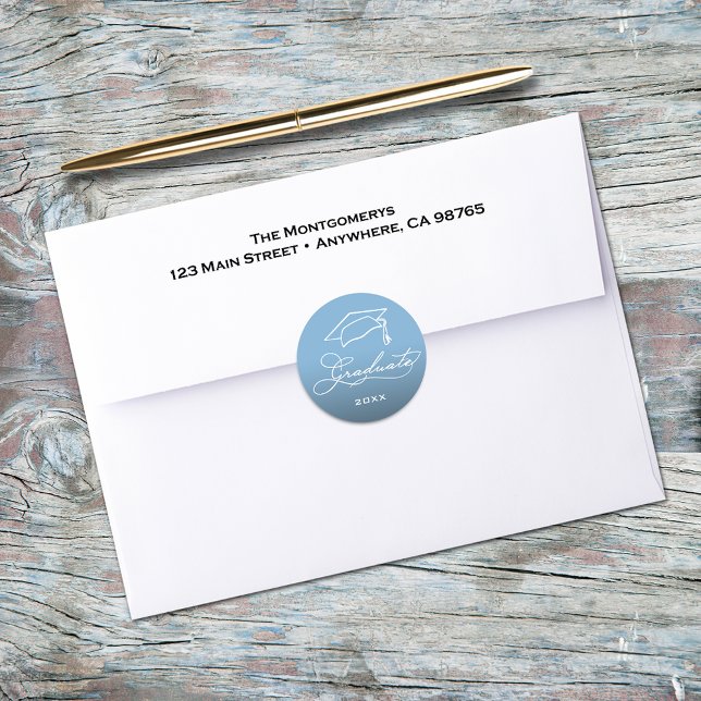 Adesivo Selo de Envelope Azul Pó Script de Formatura (Graduation script and grad hat on powder blue envelope seals)