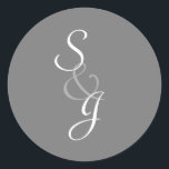 Adesivo Selo de Envelope Casado Marcado<br><div class="desc">Vinheta selada de cinza de carvão com as iniciais da noiva e do noivo. Se você quiser ver este design em outro estilo ou me enviar um e-mail colorido em orchardgreetings@gmail.com. Eu ficaria feliz em ajudá-lo.</div>