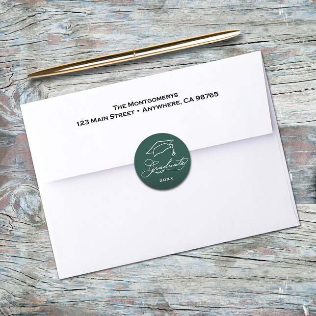 Adesivo Selo de Envelope Escuro Verde para Diploma (Graduation script and grad hat on dark green envelope seals)