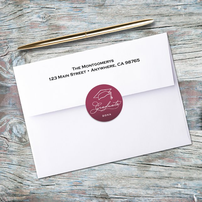 Adesivo Selo de Envelope Gradução Script Bege Marrom (Graduation script and grad hat on maroon envelope seals)
