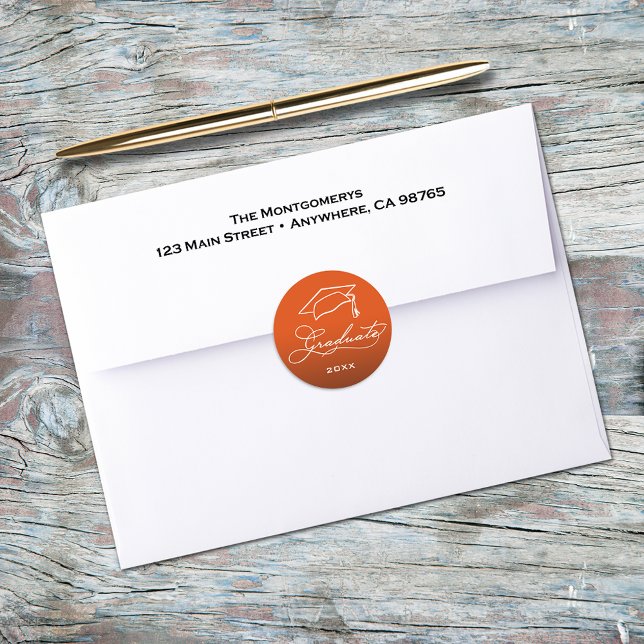 Adesivo Selo de Envelope Laranja de Rótulo de Formatura (Graduation script and grad hat on orange envelope seal)