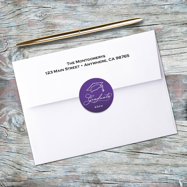 Adesivo Selo de Envelope Roxo de Roteiro de Formatura Eleg (Graduation script and grad hat on purple envelope seals)