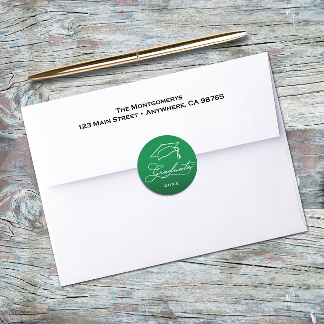 Adesivo Selo de Envelope Verde de Roteiro de Formatura Ele (Graduation script and grad hat on green envelope seals)