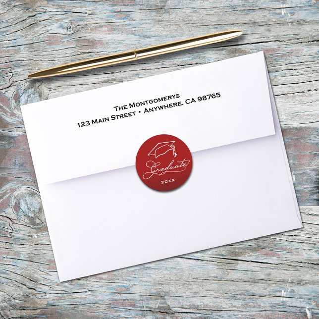 Adesivo Selo de Envelope Vermelho Cardeal com Rótulo de Fo (Graduation script and grad hat on cardinal red envelope seals)