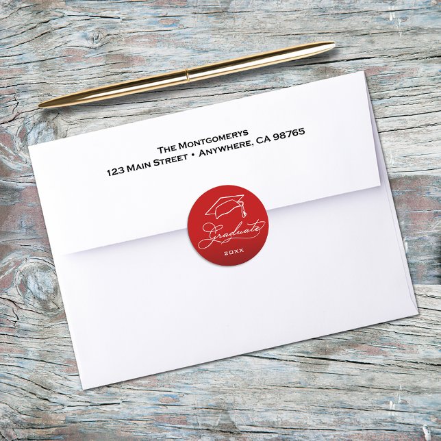 Adesivo Selo de Envelope Vermelho com Rótulo de Formatura (Graduation script and grad hat on red envelope seals)