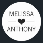 Adesivo Selos de Monograma de Casamento Branco Preto de Co<br><div class="desc">Se você está procurando por algo único,  aqui está um simples e elegante design preto e branco com coração no meio. Adicionar iniciais / monogramas de noiva e noiva. A cor de fundo pode ser alterada para qualquer cor. Perfeito para a celebração moderna do casamento.</div>