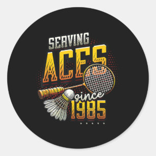 Adesivo Servindo Aces Desde 1985 Badminton Nasceu 40º