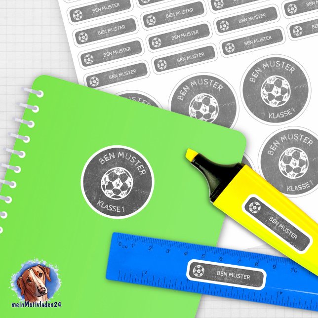 Adesivo Set - 26 Namensaufkleber Fußball Tafel | (26 schmale und runde Namensaufkleber im Set, für Schulmaterialien wie Bücher und kleine Gegenstände)