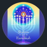 Adesivo Shalom em Hanukkah Menorah Lights & Star de David.<br><div class="desc">Uma menorah Chanucá brilha contra um fundo de cor amarela, turquesa e azul com um círculo que se assemelha a um caleidoscópio ou a uma janela de vidro manchado. A Estrela de David brilha no ápice da vela central (também chamada de Shamash ou vela "servant") que é a primeira vela...</div>