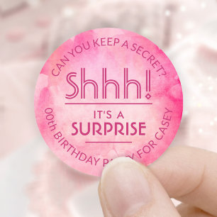 Adesivo Shhh! É um aniversário da surpresa cora magenta