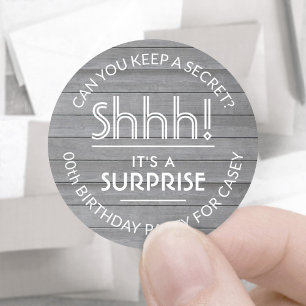 Adesivo Shhh! É uma Cinza de aniversário surpresa.