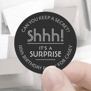 Adesivo Shhh! É uma Festa de aniversário surpresa Cinza