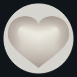 Adesivo Silver Heart<br><div class="desc">Este adesivo apresenta um coração prateado em forma de fundo de uma cinza. Clique em "Personalizar" para redimensionar/reposicionar a imagem do coração de perda de cor prateada, alterar a cor de fundo e adicionar texto. Um autocolante funciona bem como uma adição comemorativa a garrafas de vinho, doces, sacos de presentes...</div>