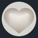 Adesivo Silver Heart<br><div class="desc">Este adesivo apresenta um coração prateado em forma de fundo de uma cinza. Clique em "Personalizar" para redimensionar/reposicionar a imagem do coração de perda de cor prateada, alterar a cor de fundo e adicionar texto. Um autocolante funciona bem como uma adição comemorativa a garrafas de vinho, doces, sacos de presentes...</div>