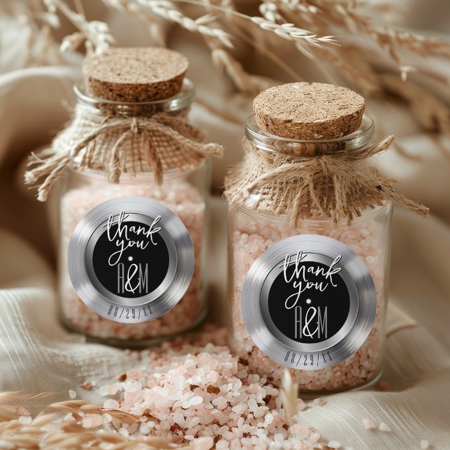 Adesivo Silver Vinyl Record Retro Casamento Obrigado (Retro silver vinyl record black & white monogram wedding favor thank you round sticker sheet)