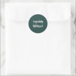Adesivo Simple Emerald Green Modern Bride and Groom<br><div class="desc">Projete um senso de simplicidade moderna com esta simples noiva na moda e design de etiqueta de noivo na popular escolha de cores - eserald green com texto leve. Os nomes da noiva e do noivo são apresentados em tons de negrito com um grande na moda e juntando-se aos seus...</div>