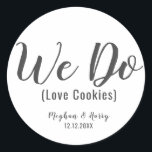 Adesivo Simples Adoramos Cookies Casando Favor Tratar<br><div class="desc">Simples Adoramos Cookies Casando Favor Tratar Vinheta Redonda Clássica</div>
