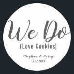 Adesivo Simples Adoramos Cookies Casando Favor Tratar<br><div class="desc">Simples Adoramos Cookies Casando Favor Tratar Vinheta Redonda Clássica</div>
