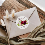 Adesivo Simples Burgundy Floral Obrigado Por<br><div class="desc">Este simples obrigado floral burgundy que você prefere um adesivo redondo clássico é perfeito para um casamento moderno. A design ilustrada graciosa e radiante apresenta flores elegantes, cor de pêssego, vermelha escura, rosa, branca, aquarela, burgundy e pristine, bem agrupadas num buquê espantoso num leito de verde devastador. Faça com que...</div>