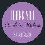 Adesivo Simples Casamento Roxo Obrigado<br><div class="desc">Simples e elegante obrigado de casamento que você cola em roxo. Personalize com nomes de noiva e noivo e data de casamento. Todo texto é personalizável. Você pode alterar a fonte, o tamanho e a cor do texto usando a opção de edição. Entre em contato para obter ajuda na personalização...</div>