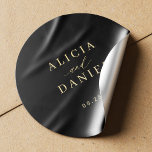 Adesivo Simples e minimalista selo elegante do envelope de<br><div class="desc">Um simples convite de casamento mínimo e elegante adesivo de selo preto com um clássico de trendy faux shinny gold calliografia. Fácil de personalizar com seus detalhes! Adequado para casamentos neutros. Por favor, note que a cor de fundo pode ser alterada para corresponder ao seu esquema de cor de casamento....</div>