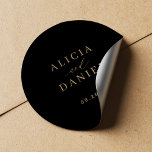 Adesivo Simples e minimalista selo elegante do envelope de<br><div class="desc">Um simples convite de casamento mínimo e elegante adesivo de selo preto com um clássico de trendy na moda com um roteiro de caligrafia em ouro. Fácil de personalizar com seus detalhes! Adequado para casamentos neutros. Por favor, note que a cor de fundo pode ser alterada para corresponder ao seu...</div>