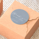 Adesivo Simples Elegante Obrigado Casamento Dusty Blue<br><div class="desc">Este simples obrigado de caligrafia que você coloca na noiva e no nome do noivo junto com a data.</div>