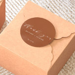 Adesivo Simples Elegante Obrigado Casando Terracotta<br><div class="desc">Apresentando o Simples e Elegante Obrigado A Vestir Clássico Da Volta! Este adesivo não é apenas um produto, é uma expressão eterno de gratidão. A mistura requintada de chic e elementos clássicos subestimados não só eleva o apelo visual, como também dá um toque pessoal aos seus favores de casamento. Então,...</div>