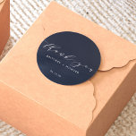 Adesivo Simples Elegante Obrigado Marinho De Casamento<br><div class="desc">Apresentando o Simples e Elegante Obrigado A Vestir Clássico Da Volta! Este adesivo não é apenas um produto, é uma expressão eterno de gratidão. A mistura requintada de chic e elementos clássicos subestimados não só eleva o apelo visual, como também dá um toque pessoal aos seus favores de casamento. Então,...</div>