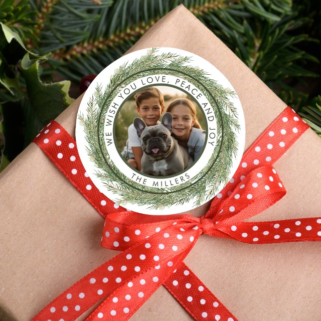 Adesivo Simples Foto Moderna de Wreath de Natal Minimalist (Minimalist Christmas Wreath Photo Modern Simple Classic Round Sticker)