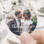 Adesivo Simples Na moda Script e Foto de Casamento Obrigad<br><div class="desc">Adicione um toque personalizado elegante ao casamento, agradeça aos cartões e favoritos para festas de recepção com adesivos fotoredondos/selos de envelopes personalizados. O quadro e toda a redação desta modelo são simples de personalizar. "Obrigado" pode ser mudado para amar & obrigados, bem-vindo, as iniciais do casal, outro texto, ou pode...</div>