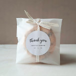 Adesivo Simples Preto E Branco Obrigado Casamento<br><div class="desc">Simples Preto E Branco Obrigado A Vestir Clássico Redondo De Casamento</div>