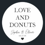 Adesivo Simples ROSQUINHA Clássico de Casamento de Coração<br><div class="desc">Um Clássico Negro Obrigado Vestido de Casamento com "Amor e ROSQUINHAS" em uma fonte elegante moderna clássica. Você pode personalizá-lo facilmente com seus nomes e data de casamento.</div>