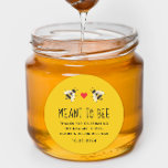 Adesivo Sinal de Favor do Casamento de Mel de Bee<br><div class="desc">Ideal para um chá temático de abelha ou como um favor de casamento de potes de mel,  esta etiqueta de presente apresenta um par de ilustrações doçamente rústicas de abelha com um coração vermelho e fácil de personalizar texto em um fundo amarelo ensolarado.</div>