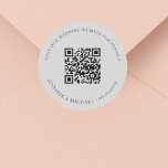 Adesivo Site de casamento Detalhes do código QR cinza rsvp<br><div class="desc">Adicione sua url para seu site de casamento. Para obter informações,  detalhes,  rsvp online. Um fundo colorido de cinza leve,  texto preto.</div>