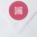 Adesivo Site de casamento Detalhes do código QR rsvp magen<br><div class="desc">Adicione sua url para seu site de casamento. Para obter informações,  detalhes,  rsvp online. Um fundo de cor magenta,  texto branco.</div>