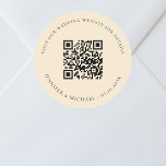 Adesivo Site de casamento Detalhes do código QR rsvp pêsse<br><div class="desc">Adicione sua url para seu site de casamento. Para obter informações,  detalhes,  rsvp online. Um fundo colorido de pêssego claro,  texto preto.</div>