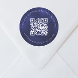 Adesivo Site de casamento Informações sobre QR detalhes rs<br><div class="desc">Adicione sua url para seu site de casamento. Para obter informações,  detalhes,  rsvp online. Um fundo azul marinho,  incolor.</div>