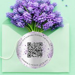 Adesivo Site de casamento: QR code detalha rsvp prata viol<br><div class="desc">Adicione sua url para seu site de casamento. Para obter informações,  detalhes,  rsvp online. Um fundo com aparência de prata falsa,  decorado com violeta falsa,  brilho roxo.</div>
