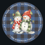 Adesivo Snowman Blue Xadrez Christmas Return Address Labs<br><div class="desc">Xadrez de búfalos Azul etiquetas de endereço de volta de Natal com dois bonecos de neve vestidos. Personalize facilmente essas lindas etiquetas de Natal com seu nome e endereço.</div>