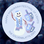 Adesivo Snowman Dreidels Torta Azul Qualquer Texto Hanukka<br><div class="desc">Esses adesivos bonitos do Chanucá são fáceis de personalizar com qualquer texto para que você possa personalizá-los para todos os tipos de usos durante o feriado. Projetado com um jovem judeu divertido e seus sonhos correspondentes em blues suaves e púrpura no meio com dois conjuntos de texto azul escuro em...</div>