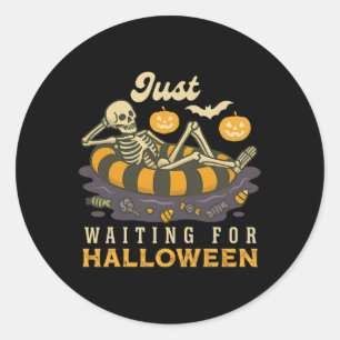 Adesivo Só Esperando O Truque De Esqueleto De Halloween.