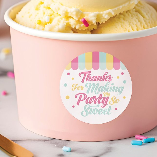 Adesivo Sorvete Parlor Adquirindo Obrigado Festa de aniver (Ice Cream Parlor Awning Thank You Birthday Party Classic Round Sticker)
