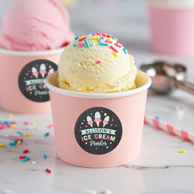 Adesivo Sorvete Parlor Festa de aniversário do quadro (Ice Cream Parlor Chalkboard Birthday Party Crest Classic Round Sticker)