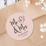 Adesivo Sr. Blush Pink Wedding<br><div class="desc">Um adesivo cor-de-rosa pincelado para sua correspondência de casamento e favoritos para festas com "Sr. & Sra." escrito em um grande roteiro e uma ilustração de dois corações se juntaram. Adicione seu nome e data do casamento.</div>